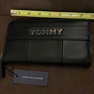 NWT Tommy Hilfiger wallet